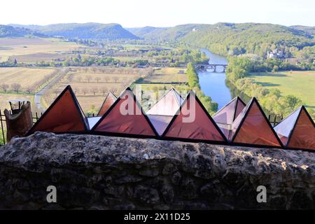 Modernes Troglodyte-Haus auf der Spitze der Klippe in der Nähe des Château fort de Beynac in Périgord Noir. Oben im Haus, Glasdach, fischförmiges Dach Stockfoto