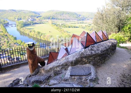 Modernes Troglodyte-Haus auf der Spitze der Klippe in der Nähe des Château fort de Beynac in Périgord Noir. Oben im Haus, Glasdach, fischförmiges Dach Stockfoto