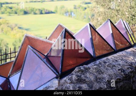 Modernes Troglodyte-Haus auf der Spitze der Klippe in der Nähe des Château fort de Beynac in Périgord Noir. Oben im Haus, Glasdach, fischförmiges Dach Stockfoto