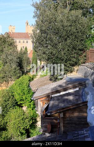 Modernes Troglodyte-Haus auf der Spitze der Klippe in der Nähe des Château fort de Beynac in Périgord Noir. Oben im Haus, Glasdach, fischförmiges Dach Stockfoto