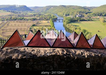 Modernes Troglodyte-Haus auf der Spitze der Klippe in der Nähe des Château fort de Beynac in Périgord Noir. Oben im Haus, Glasdach, fischförmiges Dach Stockfoto