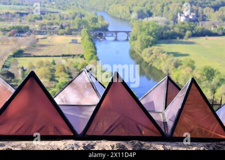 Modernes Troglodyte-Haus auf der Spitze der Klippe in der Nähe des Château fort de Beynac in Périgord Noir. Oben im Haus, Glasdach, fischförmiges Dach Stockfoto