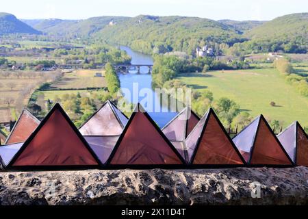 Modernes Troglodyte-Haus auf der Spitze der Klippe in der Nähe des Château fort de Beynac in Périgord Noir. Oben im Haus, Glasdach, fischförmiges Dach Stockfoto