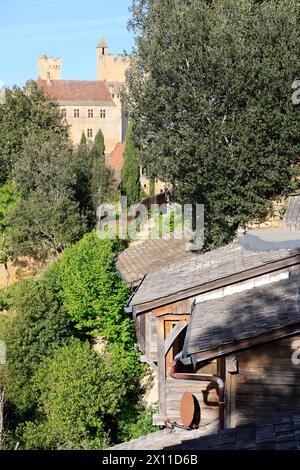 Modernes Troglodyte-Haus auf der Spitze der Klippe in der Nähe des Château fort de Beynac in Périgord Noir. Oben im Haus, Glasdach, fischförmiges Dach Stockfoto