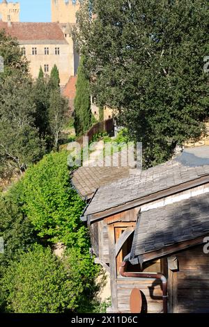 Modernes Troglodyte-Haus auf der Spitze der Klippe in der Nähe des Château fort de Beynac in Périgord Noir. Oben im Haus, Glasdach, fischförmiges Dach Stockfoto