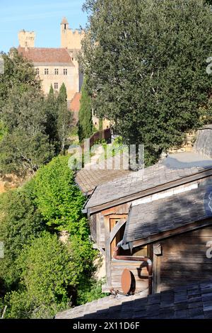 Modernes Troglodyte-Haus auf der Spitze der Klippe in der Nähe des Château fort de Beynac in Périgord Noir. Oben im Haus, Glasdach, fischförmiges Dach Stockfoto