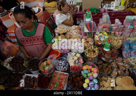 Mexiko-Stadt, Mexiko. April 2024. Die Menschen verkaufen typische mexikanische Süßigkeiten zum Abschluss des Muttersprachenfestivals im Zocalo von Mexico City. Einzelpersonen aus Städten und Vierteln in der gesamten mexikanischen Republik bieten verschiedene Produkte zum Verkauf an, darunter Kunsthandwerk, Lebensmittel und eine Vielzahl traditioneller Landprodukte. (Foto: Gerardo Vieyra/NurPhoto) Credit: NurPhoto SRL/Alamy Live News Stockfoto