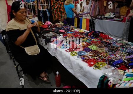 Mexiko-Stadt, Mexiko. April 2024. Beim Abschluss des Muttersprachenfestivals im Zocalo von Mexiko-Stadt bereiten die Menschen Kunsthandwerk vor. Einzelpersonen aus Städten und Vierteln in der gesamten mexikanischen Republik bieten verschiedene Produkte zum Verkauf an, darunter Kunsthandwerk, Lebensmittel und zahlreiche traditionelle Artikel. (Foto: Gerardo Vieyra/NurPhoto) Credit: NurPhoto SRL/Alamy Live News Stockfoto