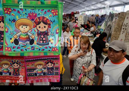 Mexiko-Stadt, Mexiko. April 2024. Zum Abschluss des Muttersprachenfestivals im Zocalo von Mexiko-Stadt verkaufen Menschen Produkte, bei denen Einzelpersonen aus verschiedenen Städten und Vierteln der Mexikanischen Republik eine Vielzahl traditioneller Landgüter anbieten, darunter Kunsthandwerk und Lebensmittel. (Foto: Gerardo Vieyra/NurPhoto)0 Credit: NurPhoto SRL/Alamy Live News Stockfoto