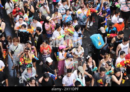 Bangkok, Thailand - 14. April 2024 : Leute feiern das Songkran Festival auf der Si Lom Rd Wasserfestival in Thailand. Stockfoto