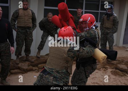 CPL. Cody Leifheit (links) schiebt Sgt. Alex Kessell und versucht, ihn während eines Pupillenstabs am Mittwoch hinter dem Hauptquartier der Marine Wing Support Squadron 374 während des Martial Arts Instructor Course CA aus dem Gleichgewicht zu bringen. Januar 2010 Stockfoto