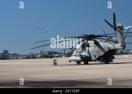 Zwei MV-22 'Osprey'-Flugzeuge der Marine Tiltrotor Squadron 161 starten von der Marine Corps Air Station Miramar, 12. Februar 2010. Fast ein Dutzend CH-53E 'Super Stallion'-Flugzeuge gingen den Osprey-Flugzeugen als Teil der Centennial of Naval Aviation 'Parade of Flight' über der Naval Air Station North Island in San Diego voraus. Stockfoto