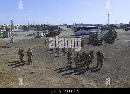 Soldaten der C-Kompanie, 2. Bataillon, 124. Infanterieregiment, mit dem 53. Infanterie-Brigade-Kampfteam, das 2003 in Südwestasien auf Formation wartet. Die Soldaten des Seminolenbataillons waren Teil einer historischen Einsätze für die Florida National Guard, da der Einsatz 2003 der erste Auslandseinsatz von Soldaten der Florida National Guard seit dem Zweiten Weltkrieg war Stockfoto