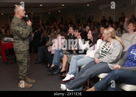 Generalleutnant Dennis J. Hejlik, kommandierender General der II Marine Expeditionary Force, spricht mit den Familien der 22. Marine Expeditionary Unit Marines und Seeleute während eines Rathaustreffens im Ball Center an Bord von Camp Lejeune, N.C., 21. Januar 2010. Die 22. MEU wird zur Unterstützung der Hilfsbemühungen in Haiti eingesetzt und nahm die Mission weniger als sechs Wochen nach ihrer Rückkehr von einem siebenmonatigen Einsatz in die europäischen und zentralen Kommandotheater auf. Stockfoto