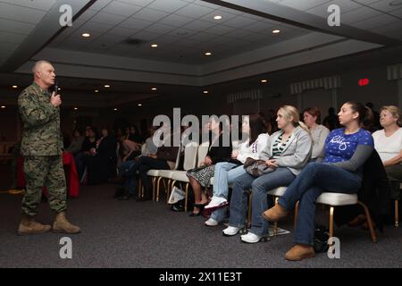 Generalleutnant Dennis J. Hejlik, kommandierender General der II Marine Expeditionary Force, spricht mit den Familien der 22. Marine Expeditionary Unit Marines und Seeleute während eines Rathaustreffens im Ball Center an Bord von Camp Lejeune, N.C., 21. Januar 2010. Die 22. MEU wird zur Unterstützung der Hilfsbemühungen in Haiti eingesetzt und nahm die Mission weniger als sechs Wochen nach ihrer Rückkehr von einem siebenmonatigen Einsatz in die europäischen und zentralen Kommandotheater auf. Stockfoto