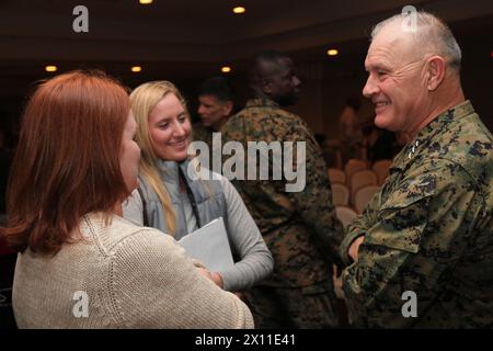 Generalleutnant Dennis J. Hejlik, kommandierender General der II. Marine Expeditionary Force, unterhält sich mit den Ehegatten der 22. Marine Expeditionary Unit Marines während eines Rathaustreffens im Ball Center an Bord von Camp Lejeune, N.C., 21. Januar 2010. Die 22. MEU wird zur Unterstützung der Hilfsbemühungen in Haiti eingesetzt und nahm die Mission weniger als sechs Wochen nach ihrer Rückkehr von einem siebenmonatigen Einsatz in die europäischen und zentralen Kommandotheater auf. Stockfoto