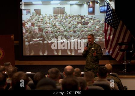 Kommandant des Marine Corps, General James F. Amos, spricht mit den Marines, Seeleuten und Zivilisten des Special Operations Command des Marine Corps während eines Besuchs im MARSOC-Hauptquartier in Camp Lejeune, N.C., am 18. Januar 2010. Stockfoto