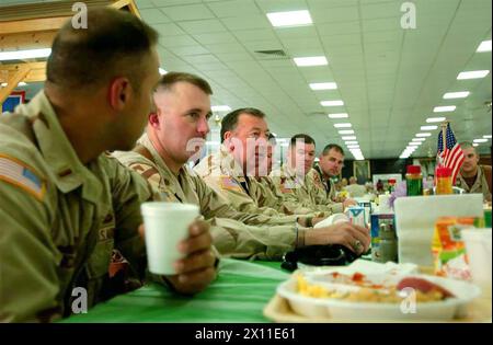 Während seines Besuchs in Camp Tigerland trifft sich Generalmajor Bennett Landreneau, Adjutant General der Louisiana National Guard, mit der Führung des 3. Bataillons, 156. Infanterieregiments, 256. Brigade Combat Team, 3. Infanteriedivision, zum Frühstück, um einige Kommandoinformationen und aktuelle Operationen zu besprechen, die 3. Bis 156. Inf. Reg. Dirigent im Theater ca. Juli 2004 Stockfoto