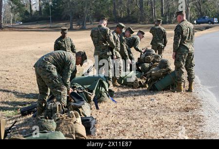 Marines aus dem 22. Marineexpeditionsstadium an Bord des Camp Lejeune, N.C. 15. Januar 2010, in Vorbereitung auf einen Einsatz nach Haiti, um humanitäre Hilfe und Katastrophenhilfe für das Land zu leisten. Die 22. Marine Expeditionary Unit ist an Bord der Schiffe der Bataan Amphibious Ready Group auf dem Weg nach Haiti, um humanitäre Hilfe und Katastrophenhilfe nach einem verheerenden Erdbeben zu leisten, das das Land am 12. Januar erschütterte. Stockfoto