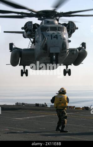 Ein Flugzeugführer leitet einen CH-53E Super Hengst von der Marine Heavy Helicopter Squadron 461 (verstärkt), 22nd Marine Expeditionary Unit, während er sich auf die Landung an Bord des amphibischen Mehrzweckschiffs USS Bataan vorbereitet, während das Schiff am 16. Januar 2010 in Richtung Haiti dampft. Die 22. Marine Expeditionary Unit ist an Bord der Schiffe der Bataan Amphibious Ready Group auf dem Weg nach Haiti, um humanitäre Hilfe und Katastrophenhilfe nach einem verheerenden Erdbeben zu leisten, das das Land am 12. Januar erschütterte. Stockfoto