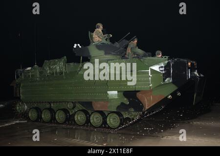 Ein Amphibienfahrzeug fährt am 16. Januar 2010 an Bord von Camp Lejeune, N.C., über Onslow Beach. Ein Zug von AAVs verließ das Camp Lejeune in den Morgenstunden, um sich dem 22. Marine Expeditionary anzuschließen, das an Bord der Bataan Amphibious Ready Group ging, während sie sich auf den Einsatz in den karibischen Inselstaat Haiti vorbereitet, um Seeschifffahrtshilfe und humanitäre Hilfe zu leisten. Stockfoto