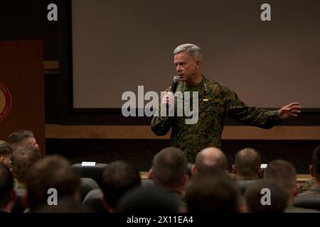 Kommandant des Marine Corps, General James F. Amos, spricht mit den Marines, Seeleuten und Zivilisten des Special Operations Command des Marine Corps während eines Besuchs im MARSOC-Hauptquartier in Camp Lejeune, N.C., am 18. Januar 2010. Stockfoto