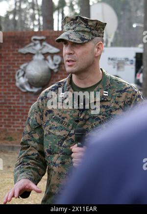 Captain Clark Carpenter, Public Affairs Officer der 22nd Marine Expeditionary Unit, spricht über den bevorstehenden Einsatz der 22nd MEU zur Unterstützung von Erdbebenhilfeeinsätzen in Haiti am 14. Januar 2010 an Bord von Camp Lejeune, N.C. Stockfoto