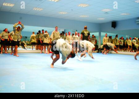 (LOGISTIKBEREICH ANACONDA, Balad, Irak) - Judo-Studenten üben die Vorwärtspause fällt über die Matte im Aerobic-Raum des Fitnessstudios hier ca. September 2004 Stockfoto