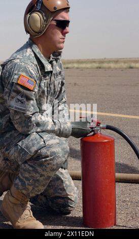 Pvt. Jessie W. Grigsby, ein Rüstungs-/Elektro-/Avioniksystemreparateur der Bravo Company, 209th Aviation Support Battalion, 25th Combat Aviation Brigade, auf der Notfalleinsatzbasis Speicher, verwendet alle Sicherheitsanforderungen während einer Bewaffnung einer Kiowa CA. Mai (2007 pro Metadaten). Stockfoto