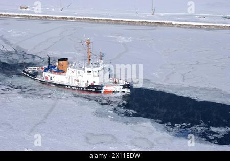 SAULT ST. MARIE, mich (23. Januar 2004) - der Küstenwache Cutter Katmai Bay fährt aus den Schleusen in der Sault St. nach Süden Marie, Mich. Stockfoto