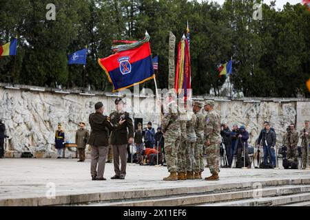 Generalmajor Gregory Anderson und Sergeant Major Jeremiah Del Rio, 10. Gebirgsdivision, lösen die Farben der Division während einer Zeremonie zur Übertragung der Autorität am 5. April 2023 an der Carol I National Defense University in Bukarest aus. Das Hauptquartier der 10. Bergdivision wird nach Europa entsandt, um die Mission zu unterstützen, Verbündete und Partner zu sichern und weitere russische Aggressionen abzuschrecken. Stockfoto