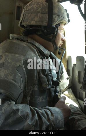 Sgt. Anibal Santiago, ein Anführer der Eisenkralle mit Kompanie A, Spezialtruppenbataillon, 4. Brigade Combat Team, 1. Infanteriedivision aus Orlando, Florida, durchsucht seinen Sektor während einer Mission zur Routenfreigabe in Bagdad. Operation Iron Claw ist eine einzigartige Mission, die Iraker und Multi-National Division-Bagdad-Truppen vor improvisierten Sprengkörpern schützt. 2004 Stockfoto