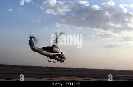 Afghanistan: Eine AH-1W 'Super Cobra' mit Marine Light Attack Helicopter Squadron 367, Marine Aircraft Group 40, Marine Expeditionary Brigade-Afghanistan, startet, um Luftaufklärung für das 2. Bataillon, 2. Marineregiment, Regimental Combat Team 7, MEB-A, zu liefern, nachdem sie schnell betankt wurde, 23. Januar 2010. Stockfoto