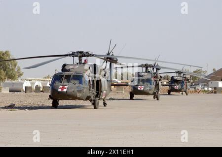 (LOGISTIKBEREICH ANACONDA, Balad, Irak) - MEDEVAC Hubschrauber sind in weniger als 10 Minuten in der Luft, um Leben zu retten. August 2004 Stockfoto