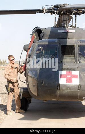 (LOGISTICS SUPPORT AREA ANACONDA, Balad, Irak) - Sgt. Thomas Tanoah, ein Crewchef der 82nd Air Ambulance Company, führt vor dem Flug eine Überprüfung des Medivac Helikopters ca. August 2004 Stockfoto