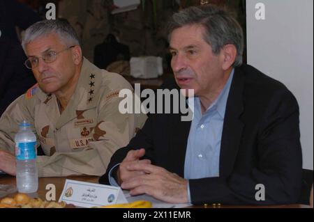 General George Casey, stellvertretender Stabschef der Armee, und der ehrenwerte Paul Wolfowitz, stellvertretender Verteidigungsminister, hören zu, wie irakische Führer während eines Treffens in Mosul CA die Bedingungen im Nordirak und die Übertragung der Souveränität diskutieren. Juni 2004 Stockfoto