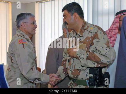 General George Casey, stellvertretender Stabschef der Armee, begrüßt Lt. Colonel Ragheed Khalid Mohamad, den Kommandeur des 106. Irakischen Nationalgarde-Bataillons, während eines Treffens in Mossul. CA. Juni 2004 Stockfoto