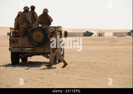 Marines von der 26. Marine Expeditionary Unit und Mitglieder der kuwaitischen Streitkräfte sorgen für Deckfeuer aus dem Militärfahrzeug der Gastgebernation während einer Theaterunterstützungskooperation Live-Feuerübung ca. Januar 2004 oder (2009 pro Metadaten) Stockfoto