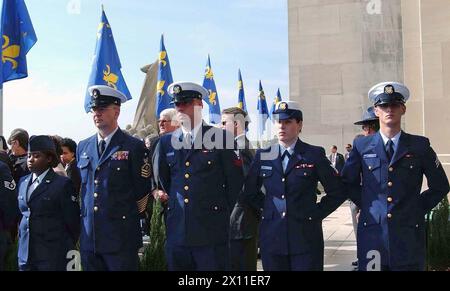 BATON ROUGE, La (12. Januar 2004)--USA Mitglieder der Küstenwache stehen mit anderen Militärs bei der Amtseinführung des Gouverneurs von Louisiana Kathleen Babineaux Blanco in Baton Rouge, LA Stockfoto