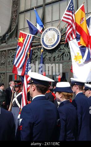 BATON ROUGE, La (12. Januar 2004)--USA Mitglieder der Küstenwache stehen mit anderen Militärs bei der Amtseinführung des Gouverneurs von Louisiana Kathleen Babineaux Blanco in Baton Rouge, LA. Stockfoto