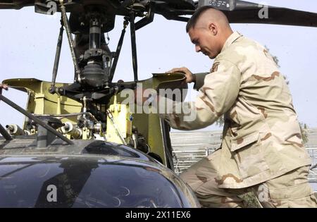 SPC. Kevin Hogan, Auburn, Ala., arbeitet an der Rotorverkabelung eines OH-58D Kiowa Warrior Hubschraubers. Hogan ist Crewchef der B-Truppe, 3. Geschwader, 17. Kavallerie, 10. Fliegerbrigade, 10. Gebirgsdivision CA. März 2004 Stockfoto