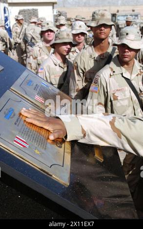 Ein Soldat des 2. Bataillons der Task Force, 504. Fallschirmjäger-Infanterieregiment, berührt das Denkmal für die beiden Soldaten, das Camp Ferrin Huggins nach ca. März 2004 Stockfoto