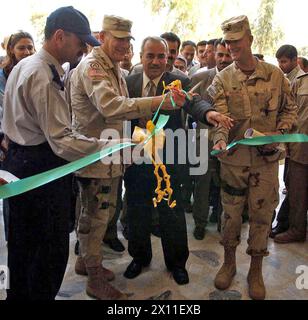 Brig. General Carter Ham (Mitte links), Ninive Gouverneur Osama Kashmoula (Mitte rechts) und Oberst Michael Runds, Kommandeur der 3. Brigade, 2. Infanteriedivision (Stryker Brigade Combat Team), schnitten ein Band, um die Eröffnung des Joint Coordination Center in Mossul zu feiern. Der GBA in Mossul ist das erste Zentrum seiner Art im Nordirak, in dem die Sicherheitskräfte des Gebiets zusammenarbeiten, um Sicherheitsfragen zu behandeln. Juni 2004 Stockfoto