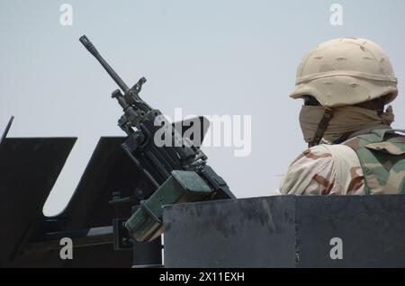 Ein Soldat des 201. Feldartillerie-Regiments bemannt eine M-249-Einheit auf einem Humvee, während er in der Nähe der Grenze zwischen Irak und Kuwait auf Patrouille ist. Die Einheit ist für die Sicherheit von zivilen Lastwagenkonvois in und aus dem Irak zuständig. September 2004 Stockfoto