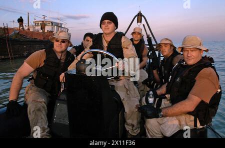 ARABISCHER GOLF (9. Januar 2004)--Mitglieder der US Coast Guard Law Enforcement Detachment (LEDET) 106 fahren in einem starren Schlauchboot von der USS Firebolt (PC 10) zu einer Frachtdhow, wo sie an Bord des Schiffes gehen und nach geschmuggeltem irakischem Öl suchen. Küstenwache LEDETs werden häufig an Bord von Schiffen der US Navy eingesetzt und gelten als Spezialisten für Schiffsbesatzungen und Untersuchungen an Bord. Die in San Diego ansässige LEDET 106 wird an den Arabischen Golf entsandt, um Koalitionstruppen im Rahmen der Operation Iraqi Freedom and Maritime Interception Operations zu unterstützen. Stockfoto