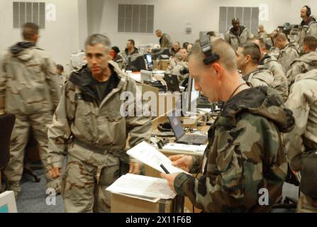 US-Soldaten arbeiten rund um die Uhr im Coalition Operations and Intelligence Center, um den Bodenkrieg im Irak zu überwachen. Das COIC ist der Drehpunkt der Operationen des Coalition Forces Land Component Command unter der Leitung von Generalleutnant David McKiernan CA. März 2004 Stockfoto