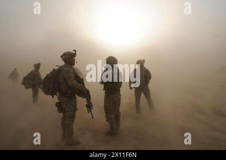 Mitglieder des 1. Platoon, Kompanie C, 1. Bataillon, 501. Infanterieregiment, 4. Brigade Combat Team (Airborne), 25. Infanteriedivision, beobachten, wie CH-47 Chinook-Hubschrauber während eines Staubsturms auf der Forward Operating Base Kushamond, Afghanistan, kreisen. September 2004 (Metadaten führen das Jahr 2009 auf) Stockfoto