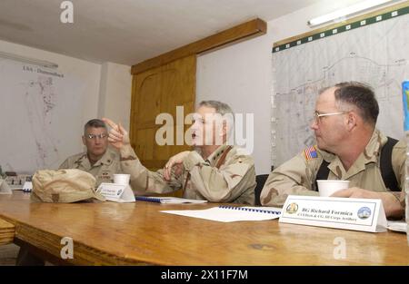 Generalleutnant Thomas Metz (Mitte), Kommandeur des multinationalen Korps-Irak, kommentiert die Geheimdienstkapazitäten während eines Briefings auf dem Mosul-Flugplatz am 19. Mai mit Brig. General Carter Ham (links), Befehlshaber der Task Force Olympia und Brig. General Richard Formica, C3 Effects und III. Korps Artilleriekommandant CA. Mai 2004 Stockfoto