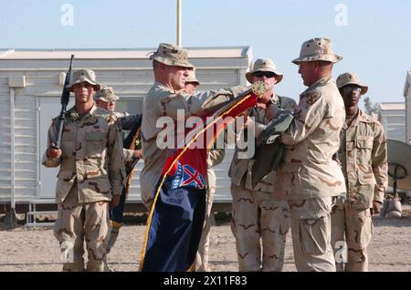 Colonel Mark A. Milley, Combat Team Commander des 2. Brigade Command und Major Michael E. Kinzie, 2. BCT Commando kommandierender Kommandant Major, entlarvt die 2. Brigade, 10. Mountain Division Farben ca. Dezember 2004 (Metadaten führen Monat wie August auf) Stockfoto