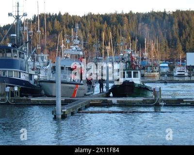 SEATTLE - das Schleppboot Joe Foss liegt am 20. Januar neben einer 47-Fuß-Motorboot-Crew der Küstenwache von Station Quillayute River an der Marina in La Push, Washington. Die Besatzung verbrachte 13 Stunden damit, den Schlepper und seine Besatzung durch schweres Wetter zu begleiten, nachdem sie das Schiff entwässert hatte, das mit Wasser ca. begonnen hatte. Januar 2004 Stockfoto